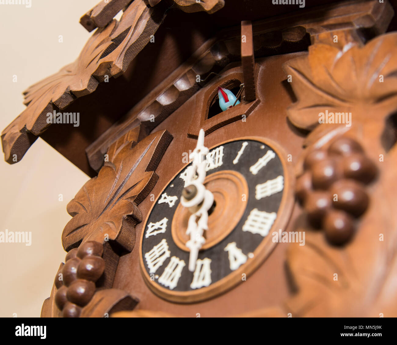 Angesichts der Kuckucksuhr schließen oben. Stockfoto