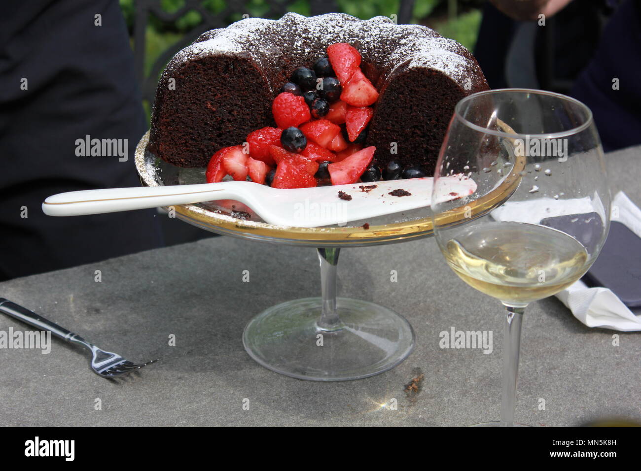 Schokolade bundt Cake mit Erdbeeren als Dessert serviert. Stockfoto