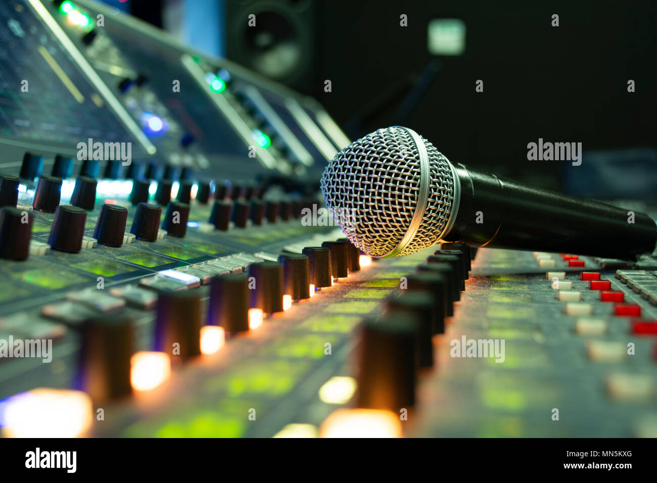 Zwei Mikrofone auf die professionelle Musik Mixer Konsole mit Drehknopf und Slide Bar. 12 Kanäle professionelle Musik Kontrollgerät mit einem m Stockfoto