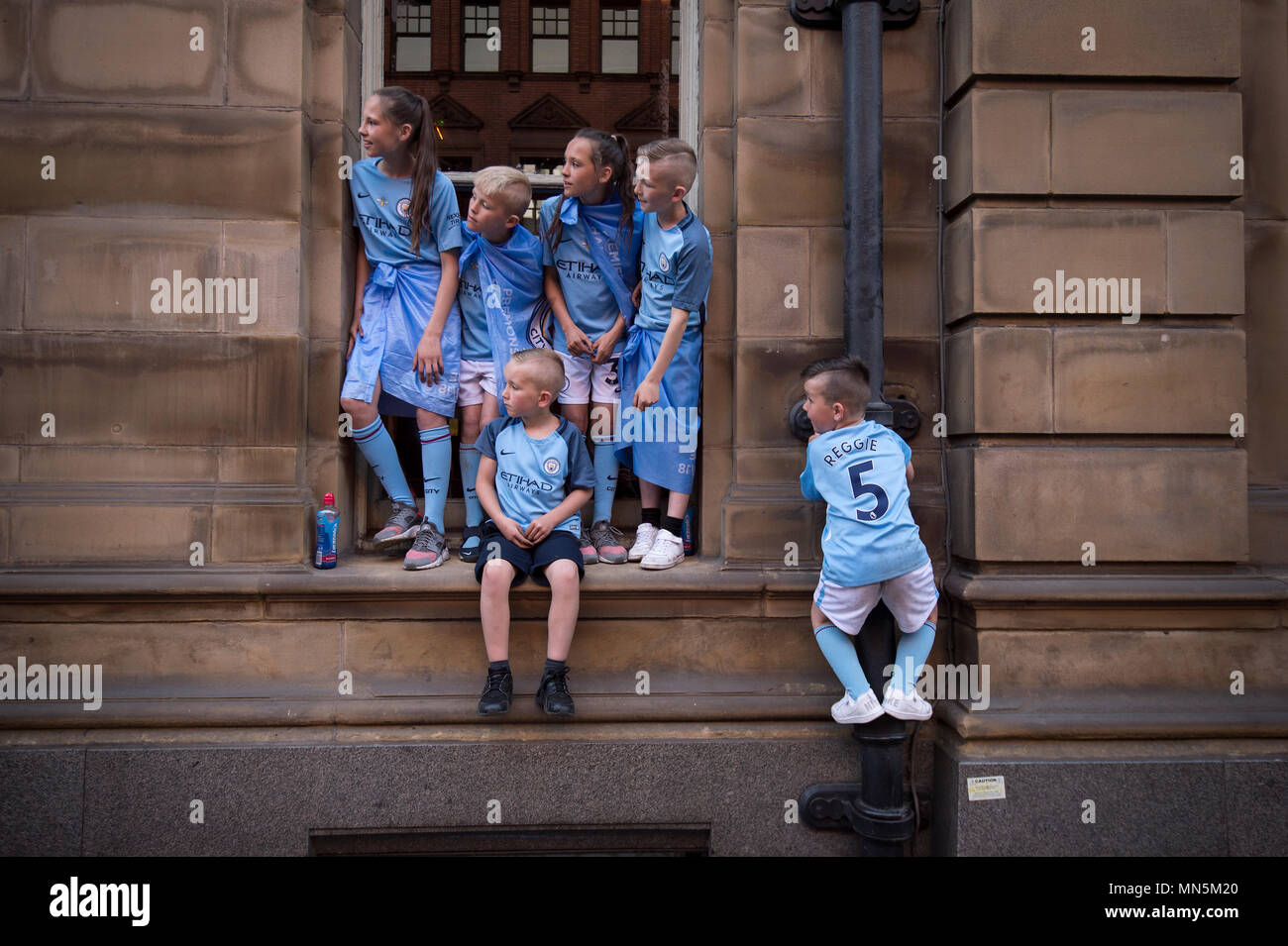 Junge Fans schauen während der Premier League Champions Trophy Parade, Manchester. PRESS ASSOCIATION Foto. Bild Datum: Montag, 14. Mai 2018. Siehe PA-Geschichte Fußball Mann Stadt Photo Credit: Anthony Devlin/PA-Kabel. Stockfoto