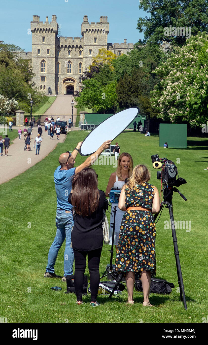 Amanda Holden Dreharbeiten für das US-Fernsehen zeigen innerhalb der Ausgabe auf dem langen Spaziergang in Windsor, wie Tausende von britischen und internationalen Medien richten Sie für Ihre Berichterstattung über die Hochzeit von Prinz Harry und Meghan Markle. Stockfoto