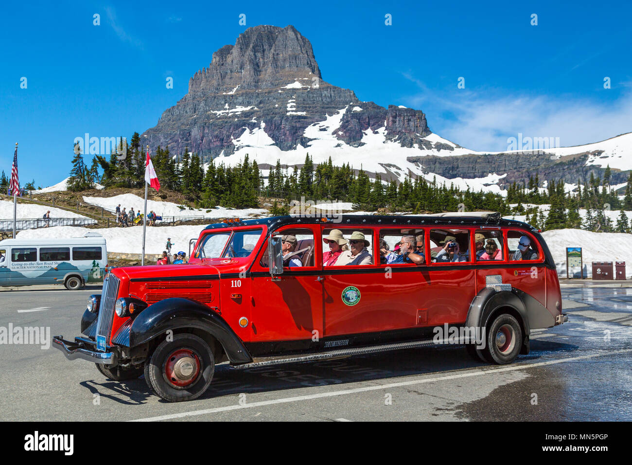 Ein roter Bus, Clements Berg am Logan Pass im Glacier National Park, Montana, USA. Stockfoto