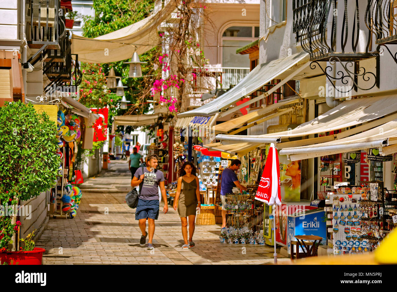 Gassen und Geschäfte der Stadt Bodrum in Mugla, Süden der Türkei. Stockfoto