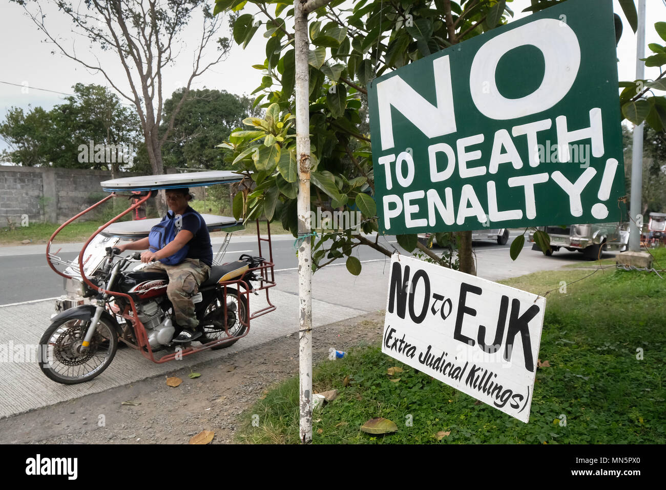 Zeichen gegen die Todesstrafe und außergerichtliche Tötungen in den Philippinen am Straßenrand von Tagaytay, Philippinen - Schilder gegen Todesstrafe und außergerichtliche Tötungen in den Philippinen am Straßenrand von Tagaytay, Philippinen Stockfoto