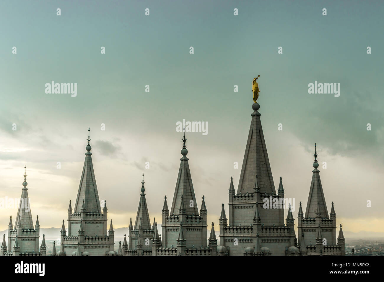 Engel Moroni und Türme der Salt-Lake-Tempel an einem bewölkten Frühlingsabend. Kirche Jesu Christi der Heiligen der Letzten Tage, der Temple Square in Salt Lake City. Stockfoto