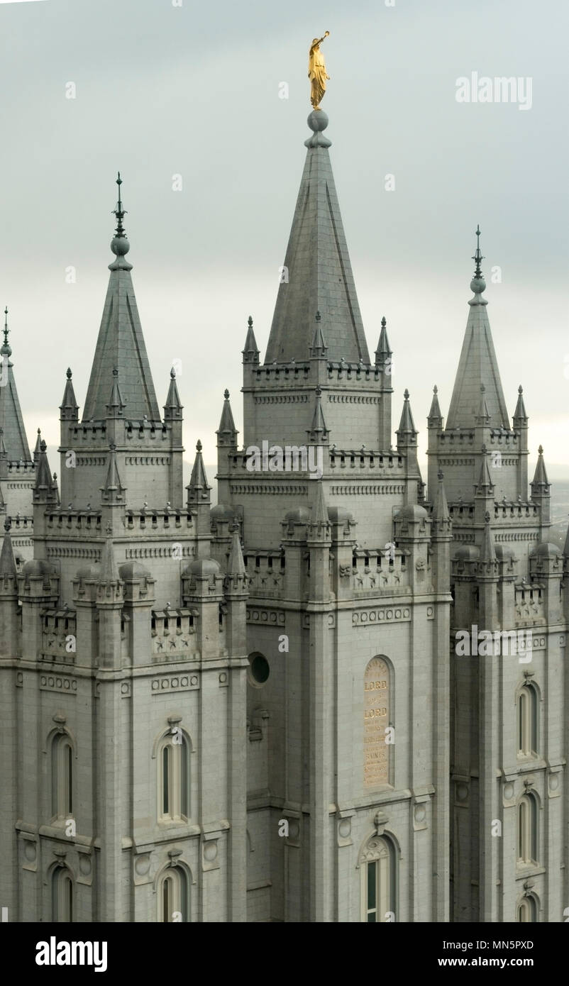 Engel Moroni und Türme der Salt-Lake-Tempel an einem bewölkten Abend. Kirche Jesu Christi der Heiligen der Letzten Tage, der Temple Square, Salt Lake City, Utah. Stockfoto