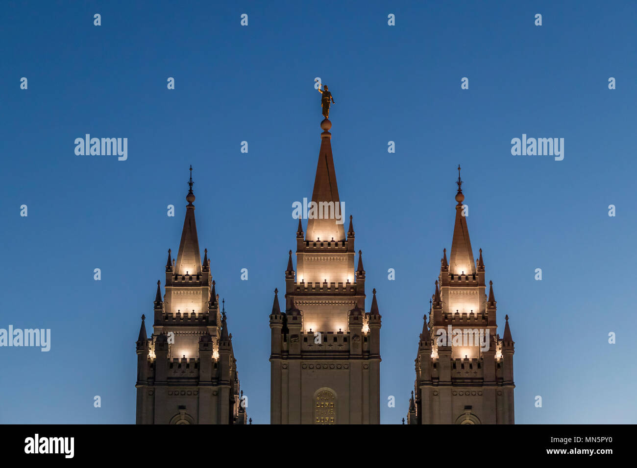 Engel Moroni und Türme der Salt-Lake-Tempel beleuchtet bei Sonnenuntergang. Kirche Jesu Christi der Heiligen der Letzten Tage, der Temple Square, Salt Lake City, Utah, USA. Stockfoto