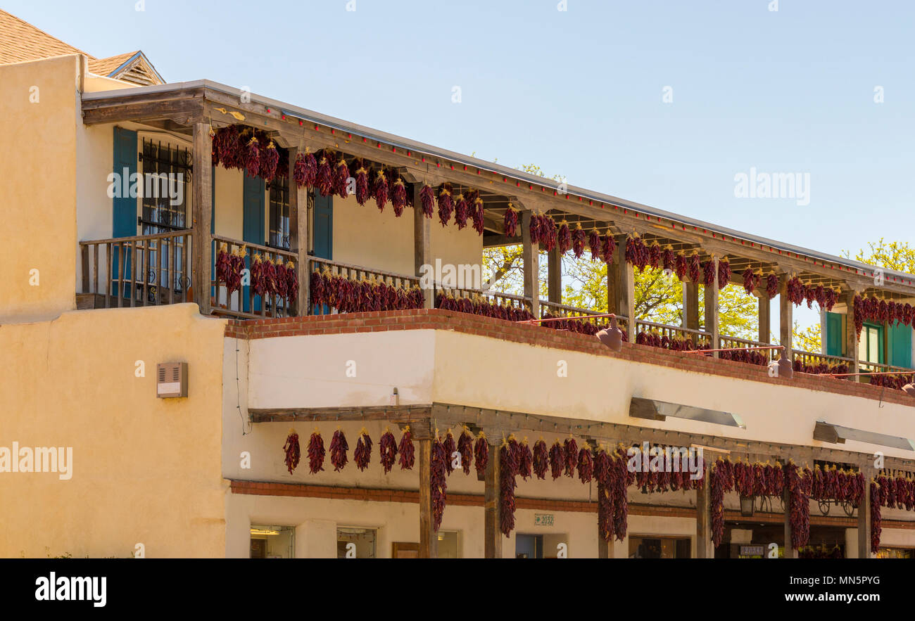 Die Altstadt von Albuquerque, New Mexico, USA. April 14th, 2018. Store Front mit Getrocknete rote Chili ristras in der Altstadt von Albuquerque, New Mexico. Stockfoto