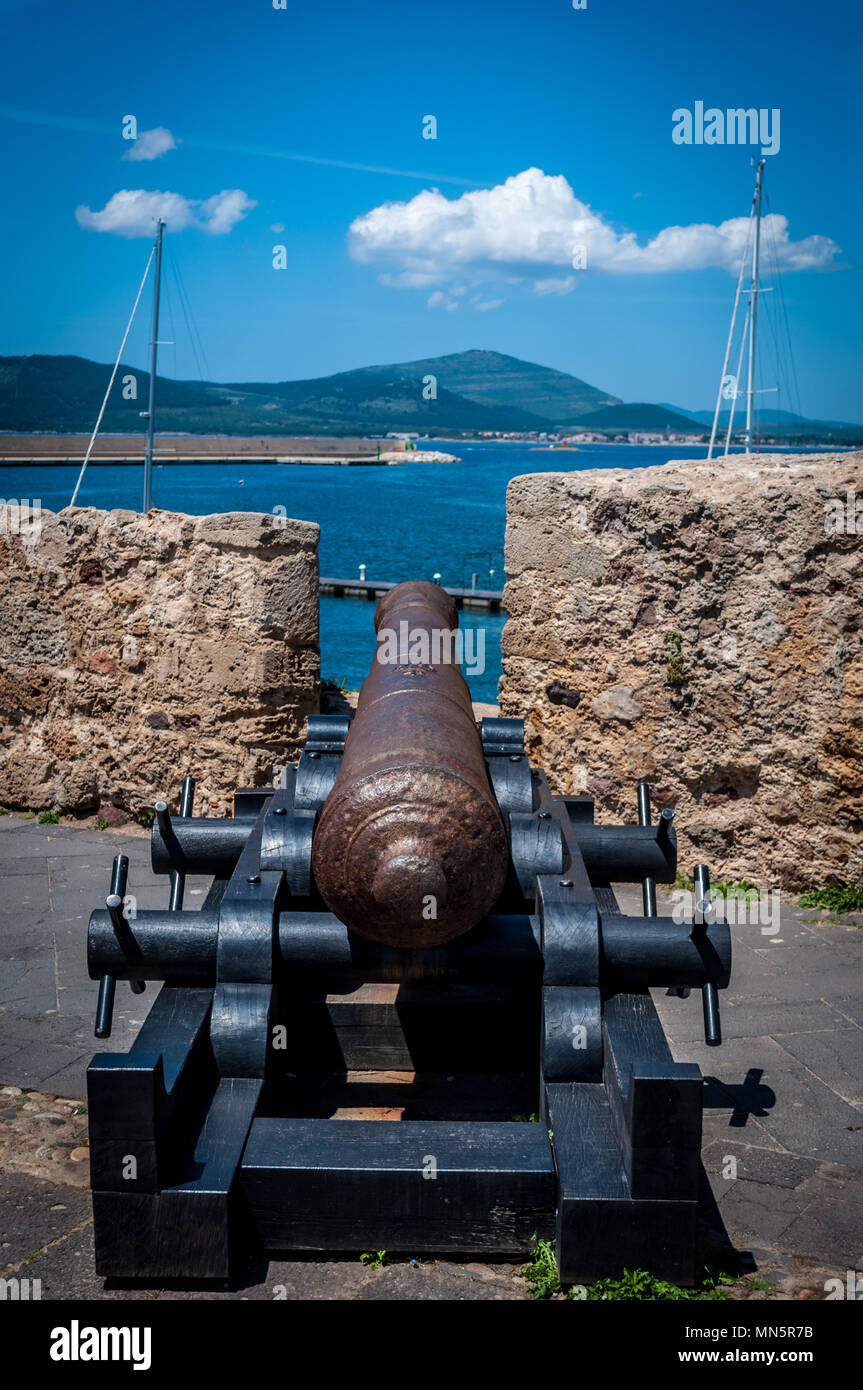 Alte Kanonen auf den Wällen von Alghero ina sonnigen Tag der Feder Stockfoto