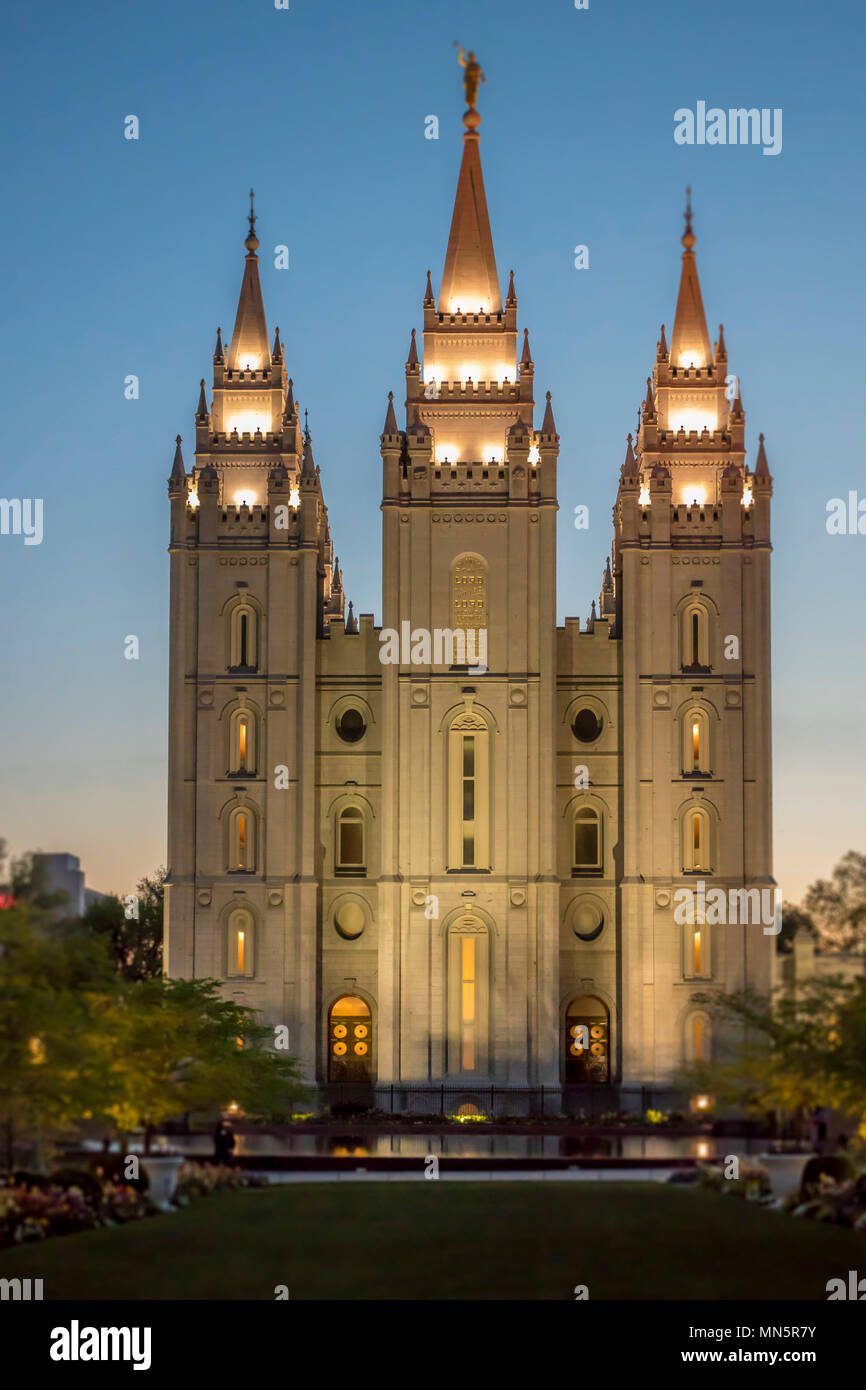 Salt-lake-Tempel beleuchtet bei Sonnenuntergang im Frühling. Die Kirche Jesu Christi der Heiligen der Letzten Tage, der Temple Square, Salt Lake City, Utah, USA. Stockfoto