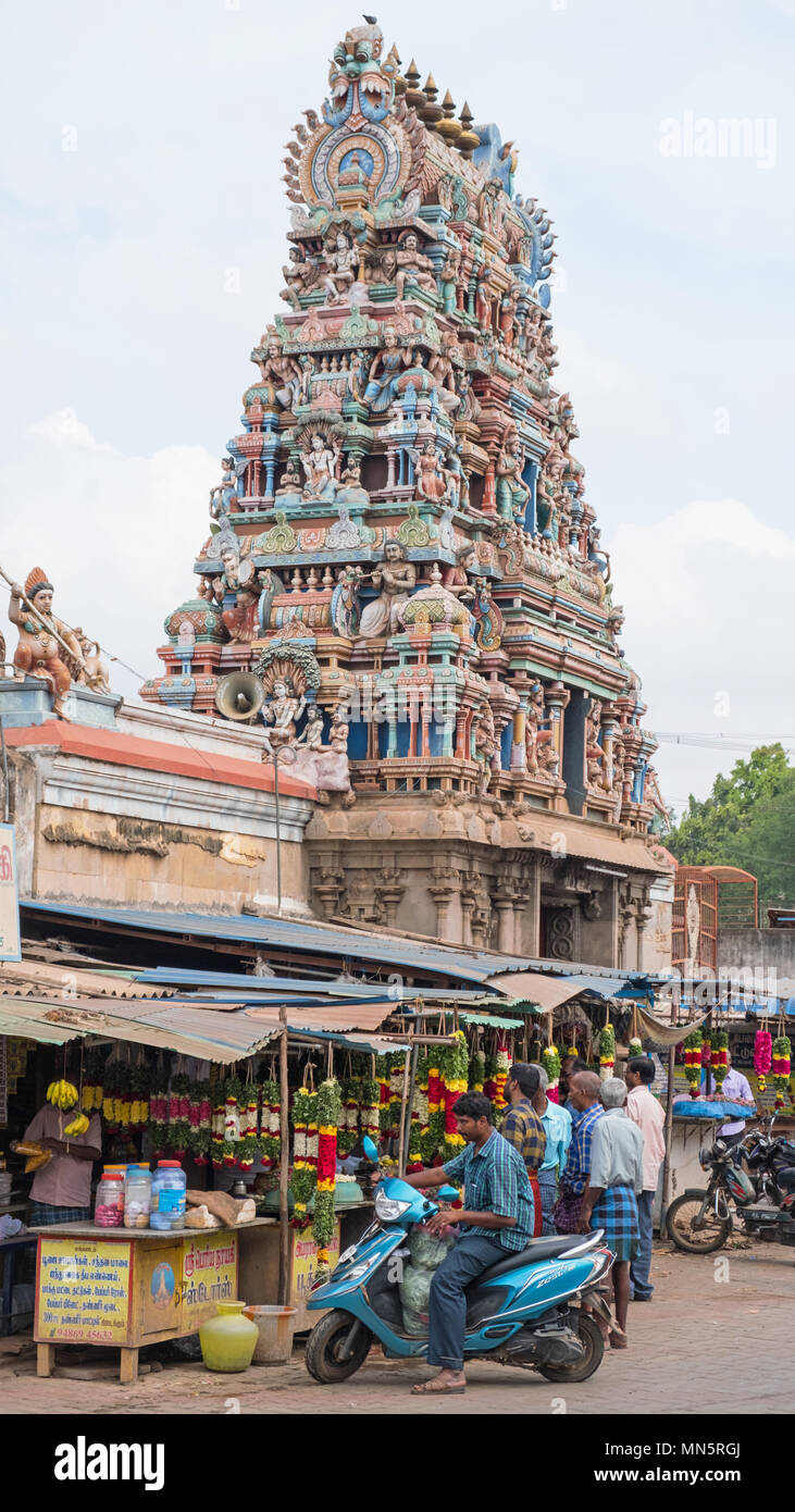 Karaikudi, Indien - 12. März 2018: Szene unter die Gopuram, oder Eingang Turm, der Kopudai Amman Tempel in die wichtigste Stadt in der Region Chettinad Stockfoto