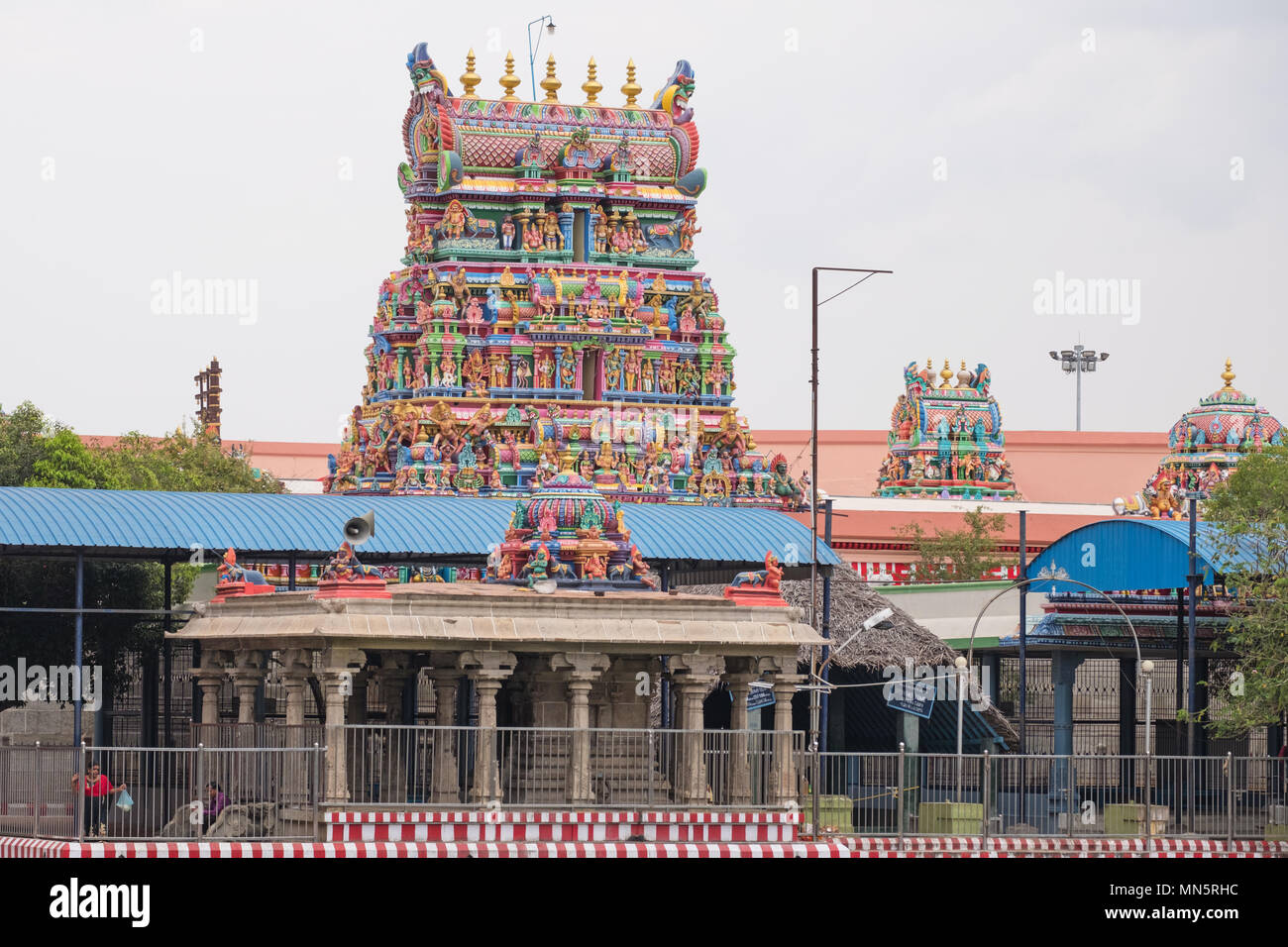 Pillaiyarpatti, Indien - 12. März 2018: Blick auf den Eingang des bunten 5. Jahrhundert Karpaka Vinayakar Hindu Tempel Stockfoto