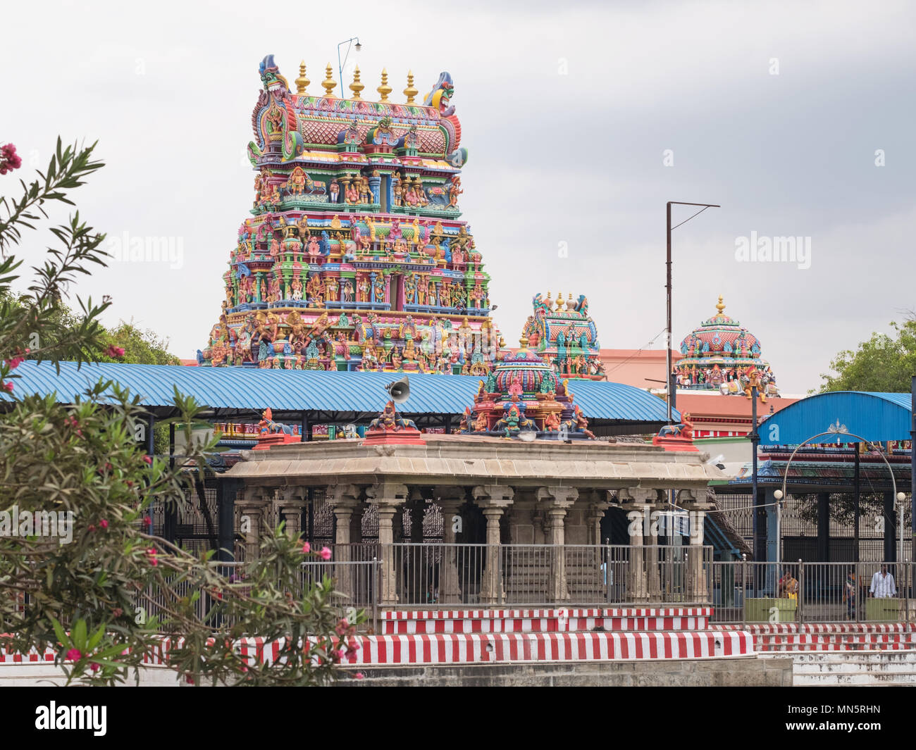 Pillaiyarpatti, Indien - 12. März 2018: Blick auf den Eingang des bunten 5. Jahrhundert Karpaka Vinayakar Hindu Tempel Stockfoto