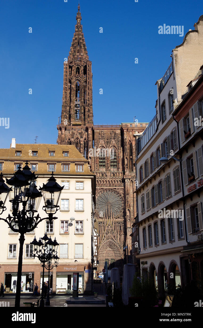 Die hohen oder späten gotischen Turm der Kathedrale von Notre Dame de Strasbourg, vom Boden aus in einem benachbarten Viertel gesehen. Stockfoto