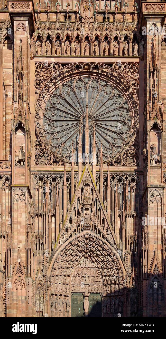 Die vorhalle und Rosette der hohen oder späten gotischen Westfassade der Kathedrale von Notre Dame de Strasbourg, von der rue Merciere Stockfoto