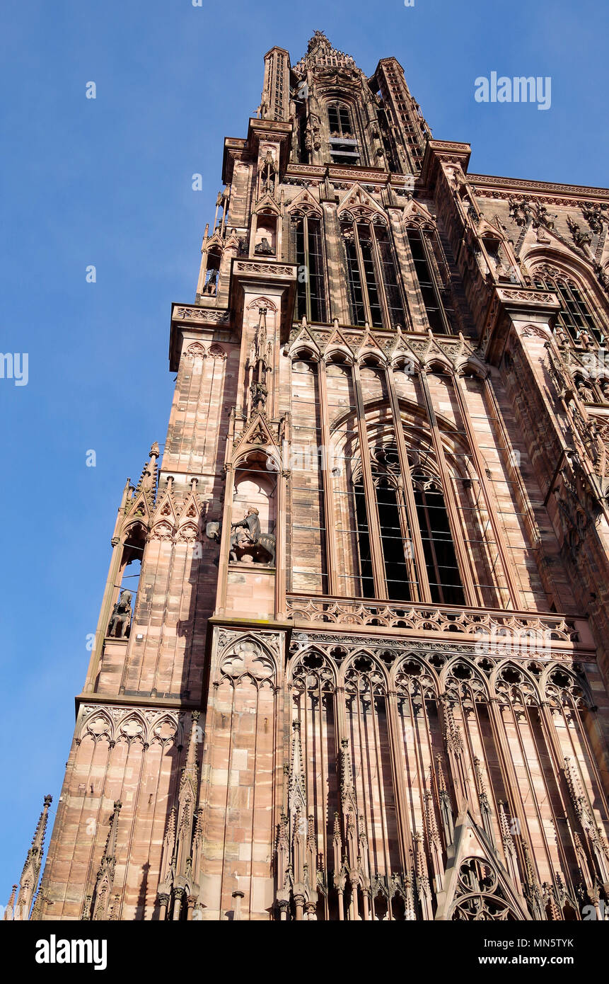 Details der NW-Turm und die Turmspitze der hohen oder späten gotischen Kathedrale von Notre Dame de Strasbourg, vom Place de la Cathedral Stockfoto