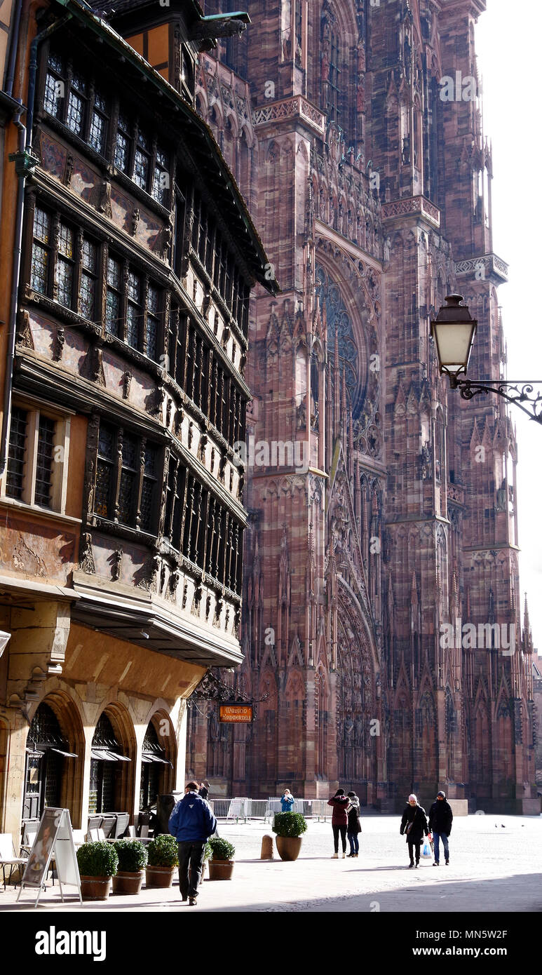 Mittelalterlichen Straßburg, großes Fachwerkhaus mit Kathedrale von Notre Dame de Strasbourg überragt es wie ein rosa Stein Cliff Stockfoto