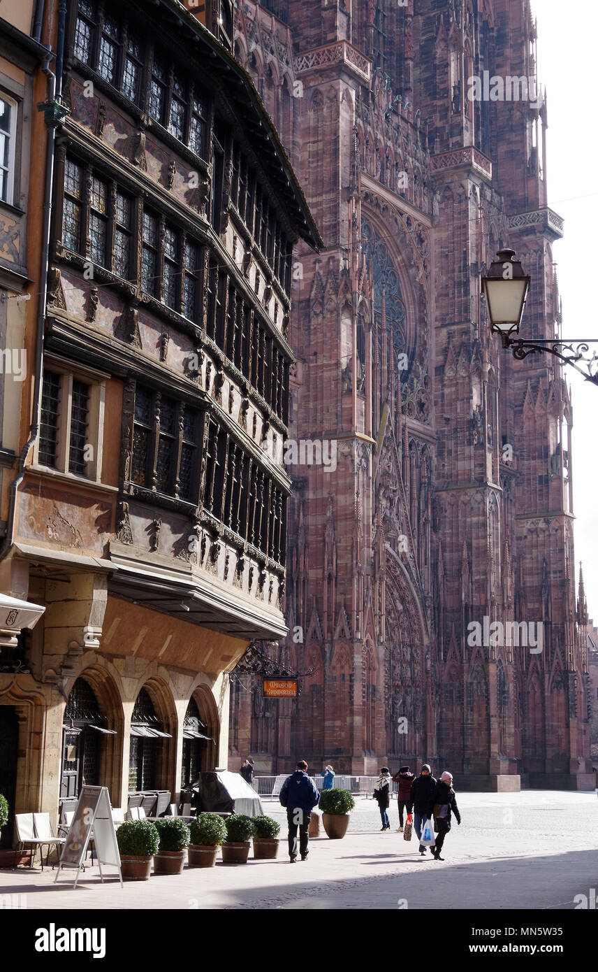 Mittelalterlichen Straßburg, großes Fachwerkhaus mit Kathedrale von Notre Dame de Strasbourg überragt es wie ein rosa Stein Cliff Stockfoto