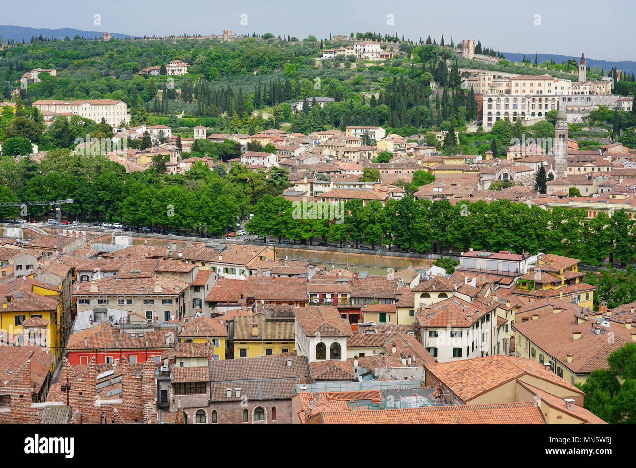 Blick auf die Gebäude und Dächer in der Altstadt von Verona, Italien, von der Oberseite des Torre Dei Lamberti Turm gesehen. Stockfoto