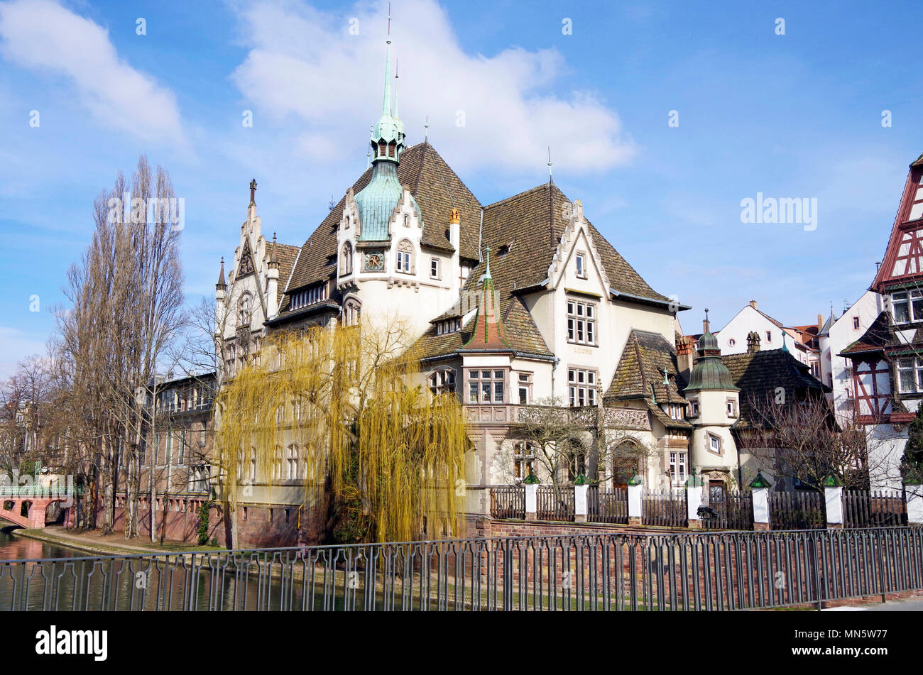 Straßburg, dem Lycee Internationale, erbaut 1901-02, mit Blick auf die Ill, im historistischen Stil, eine komplexe und schönen Gebäude Stockfoto