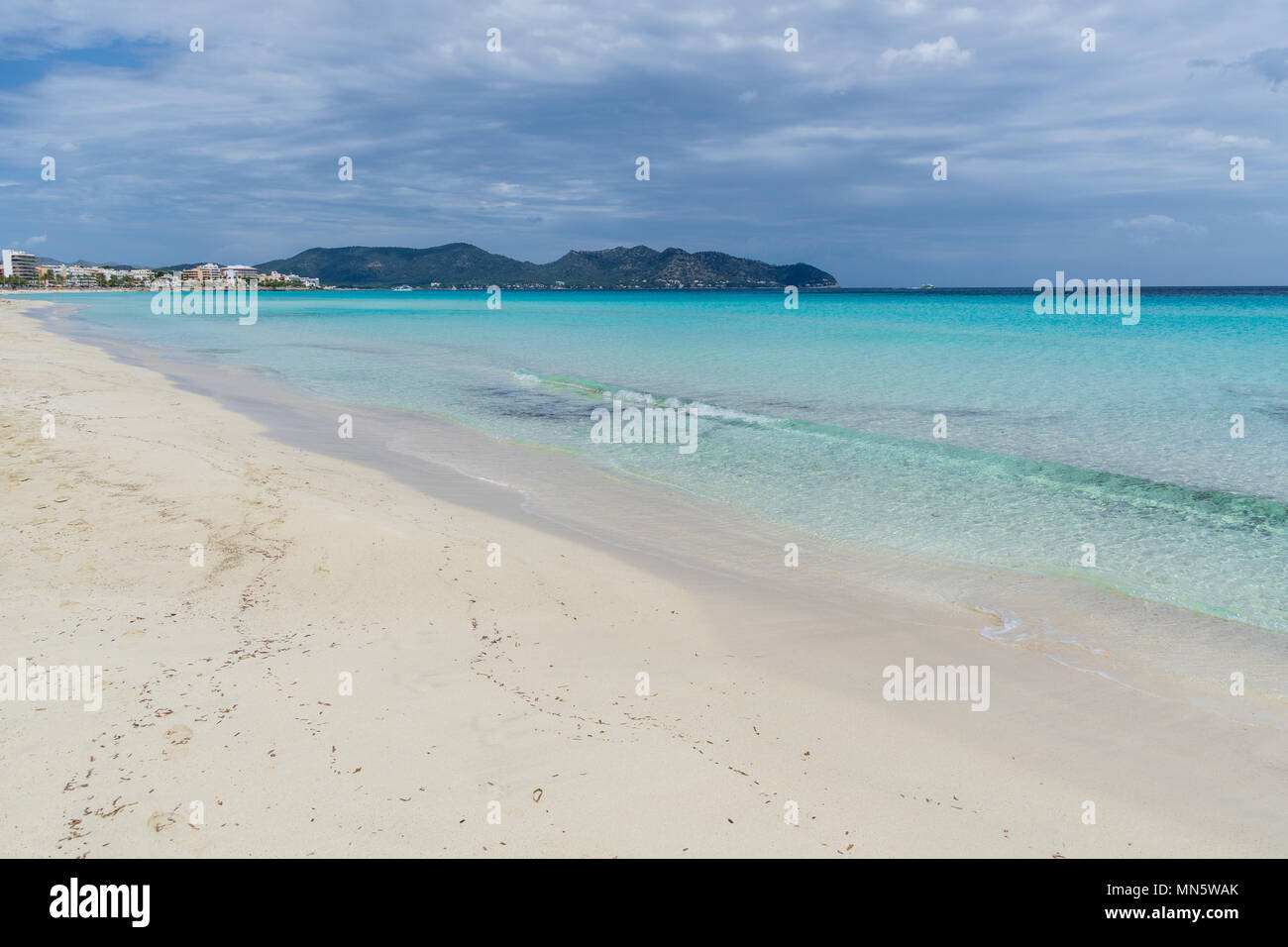 Mallorca Paradies wie blaues Wasser und weißen Sandstrand von Cala Millor Stockfoto