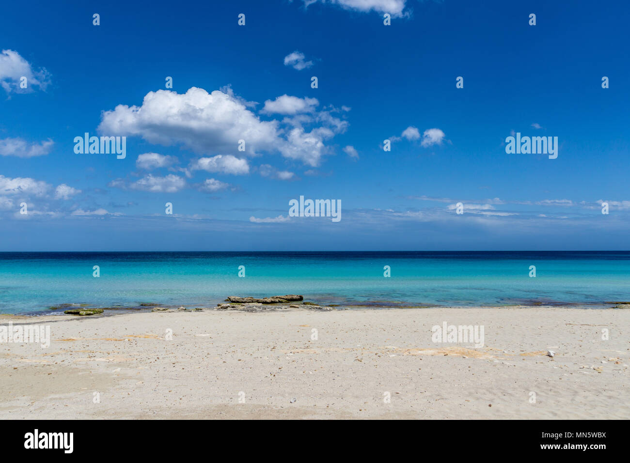 Mallorca, Urlaub White Sand Beach auf perfekte Insel mit blauem Himmel und Sonne Stockfoto