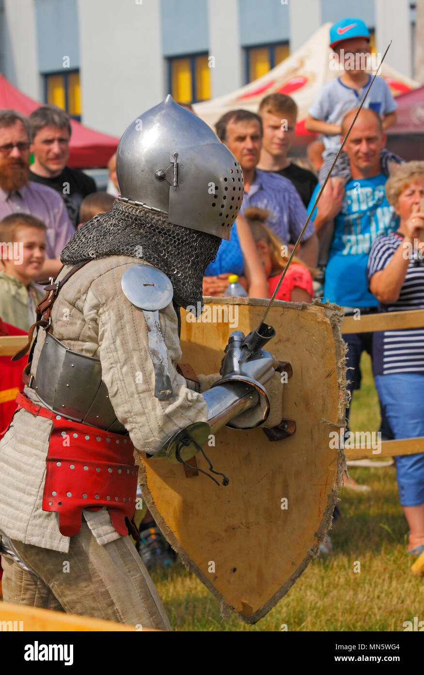 Ritter mit Schild und Schwert. "Knight's Turnier mit Pflaume". Szydlow, Polen, 23. Juli 2017. Stockfoto