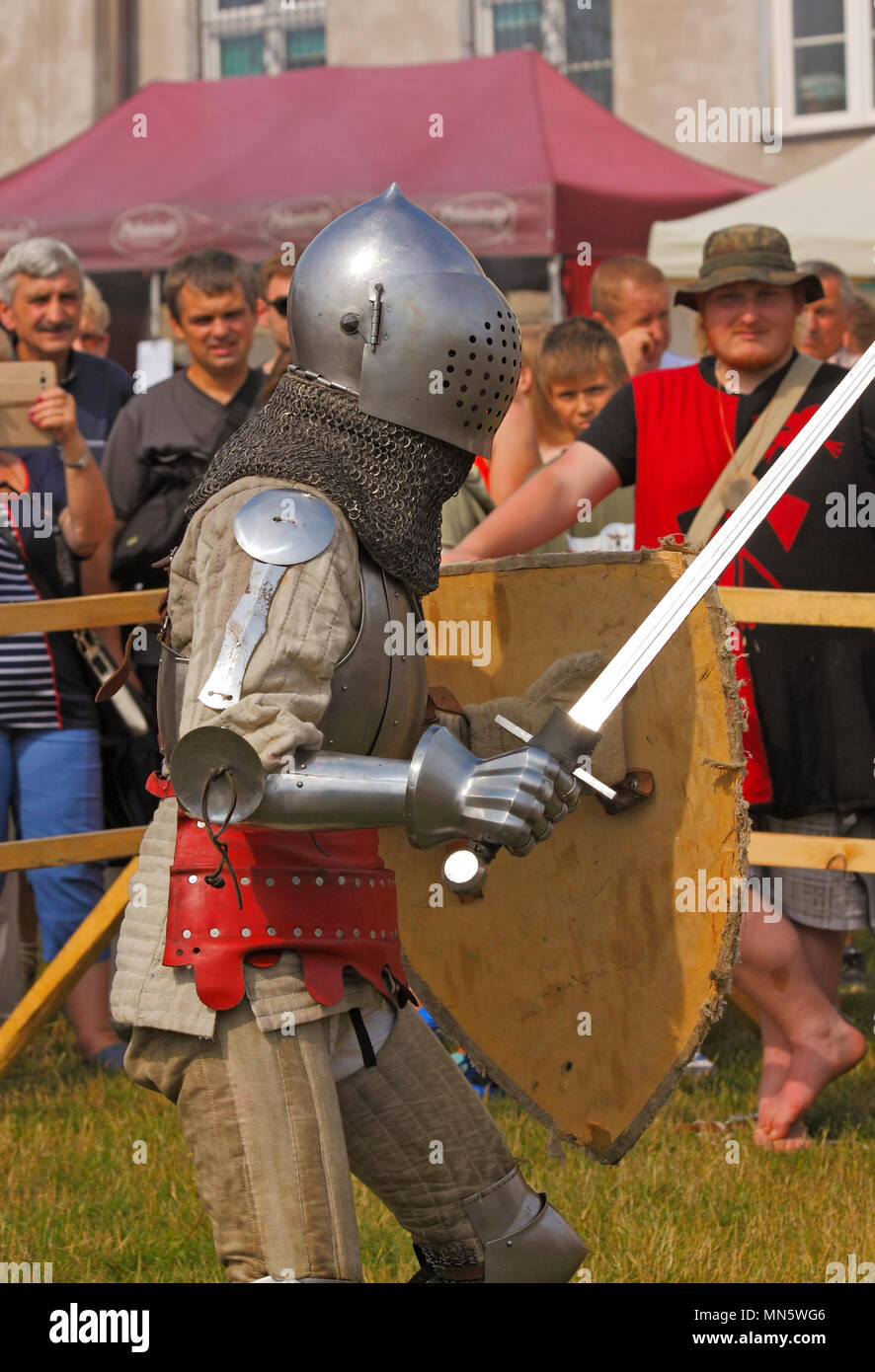 Ritter mit Schild und Schwert. "Knight's Turnier mit Pflaume". Szydlow, Polen, 23. Juli 2017. Stockfoto