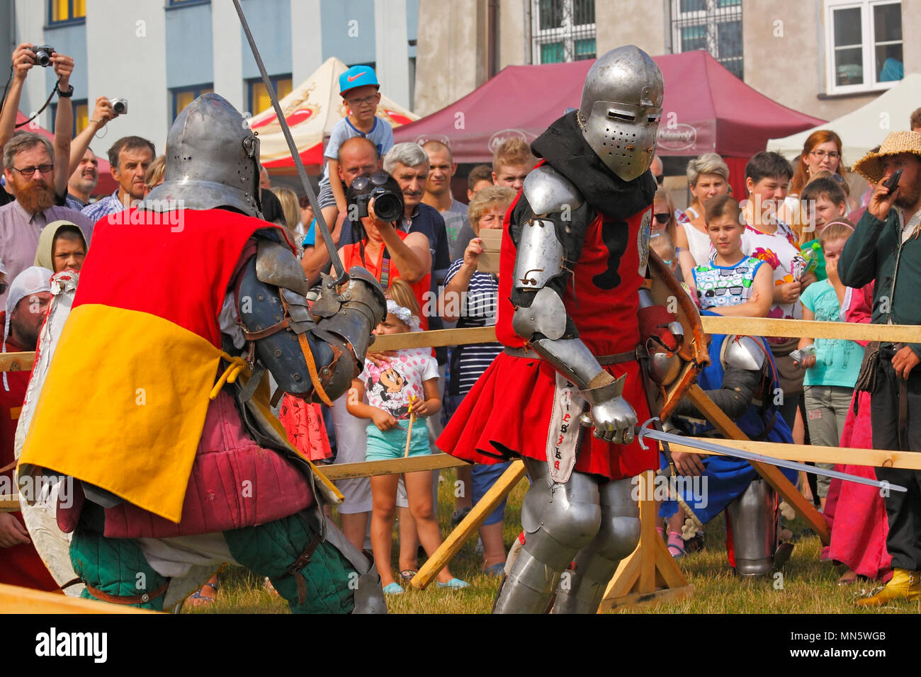 Die kämpfenden Ritter. "Knight's Turnier mit Pflaume". Szydlow, Polen, 23. Juli 2017. Stockfoto