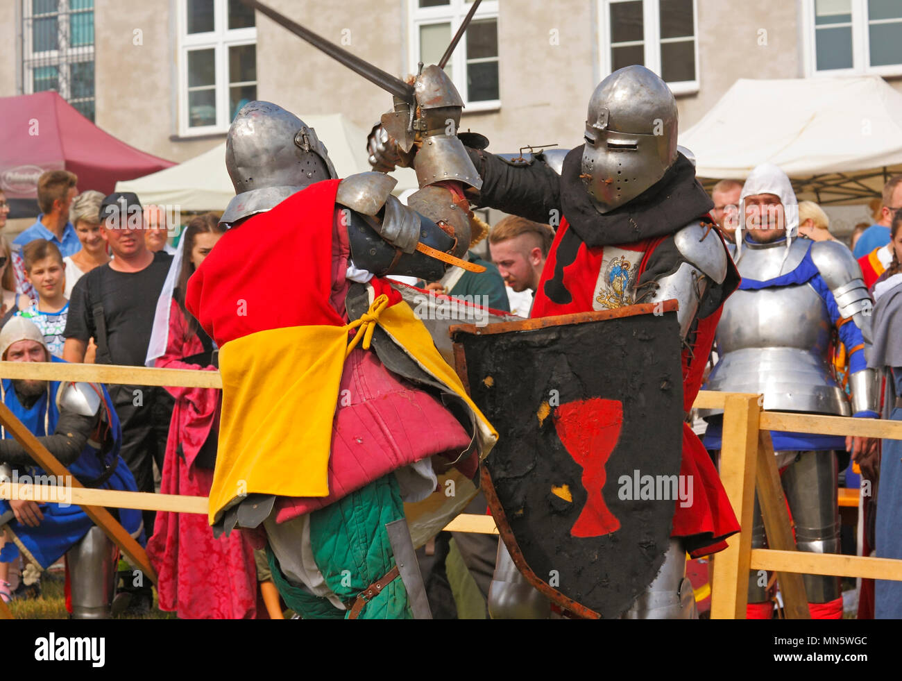 Die kämpfenden Ritter. "Knight's Turnier mit Pflaume". Szydlow, Polen, 23. Juli 2017. Stockfoto