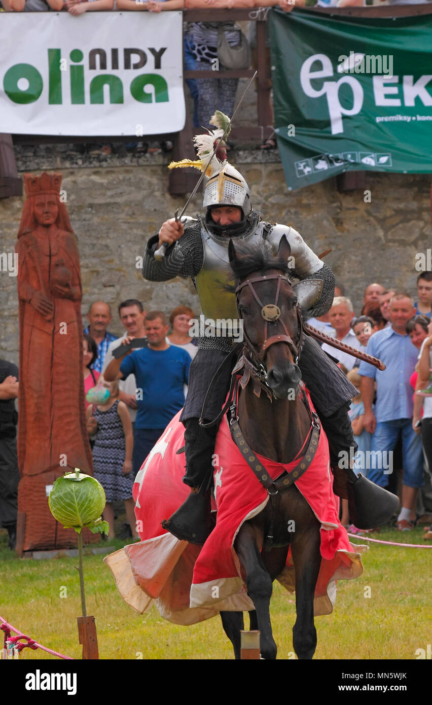 Ritter Demonstration eines Kämpfen und Reiten Techniken. "Knight's Turnier mit Pflaume". Szydlow, Polen, 23. Juli 2017. Stockfoto