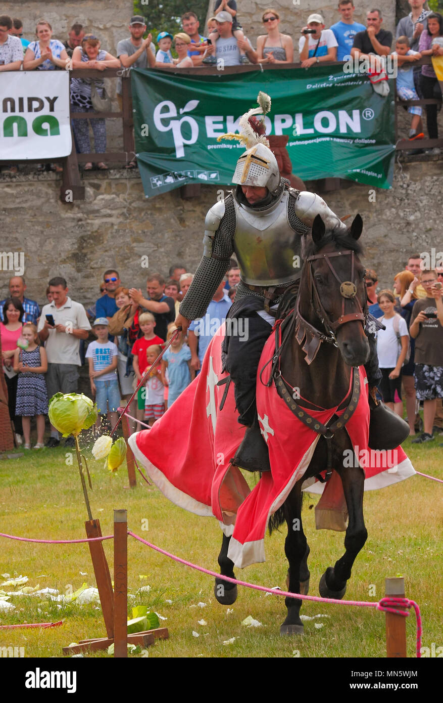Ritter Demonstration eines Kämpfen und Reiten Techniken. "Knight's Turnier mit Pflaume". Szydlow, Polen, 23. Juli 2017. Stockfoto