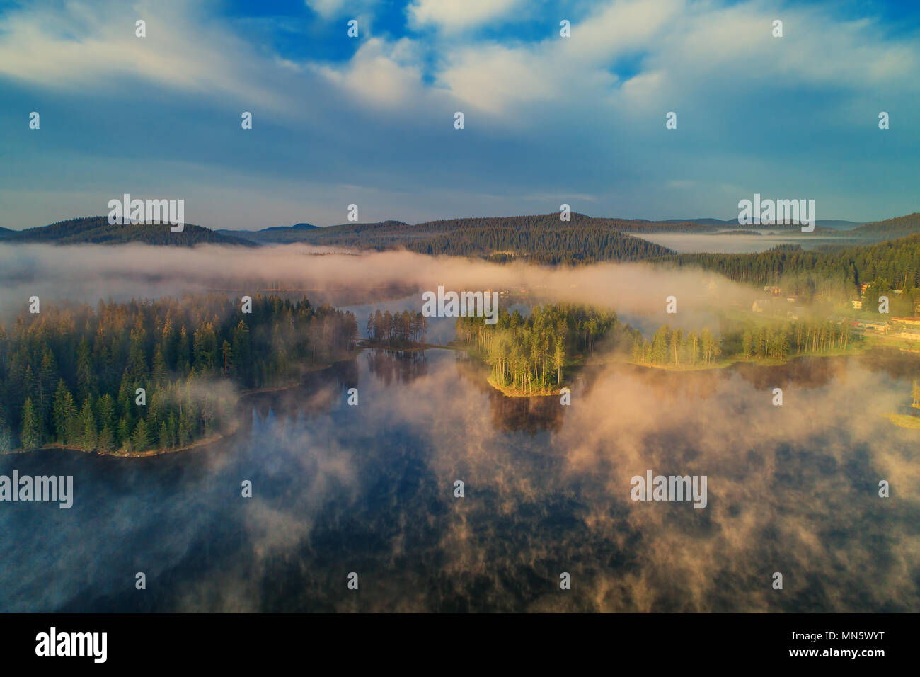 Luftaufnahme von Morgens Nebel auf dem See, Sonnenaufgang geschossen. Stockfoto