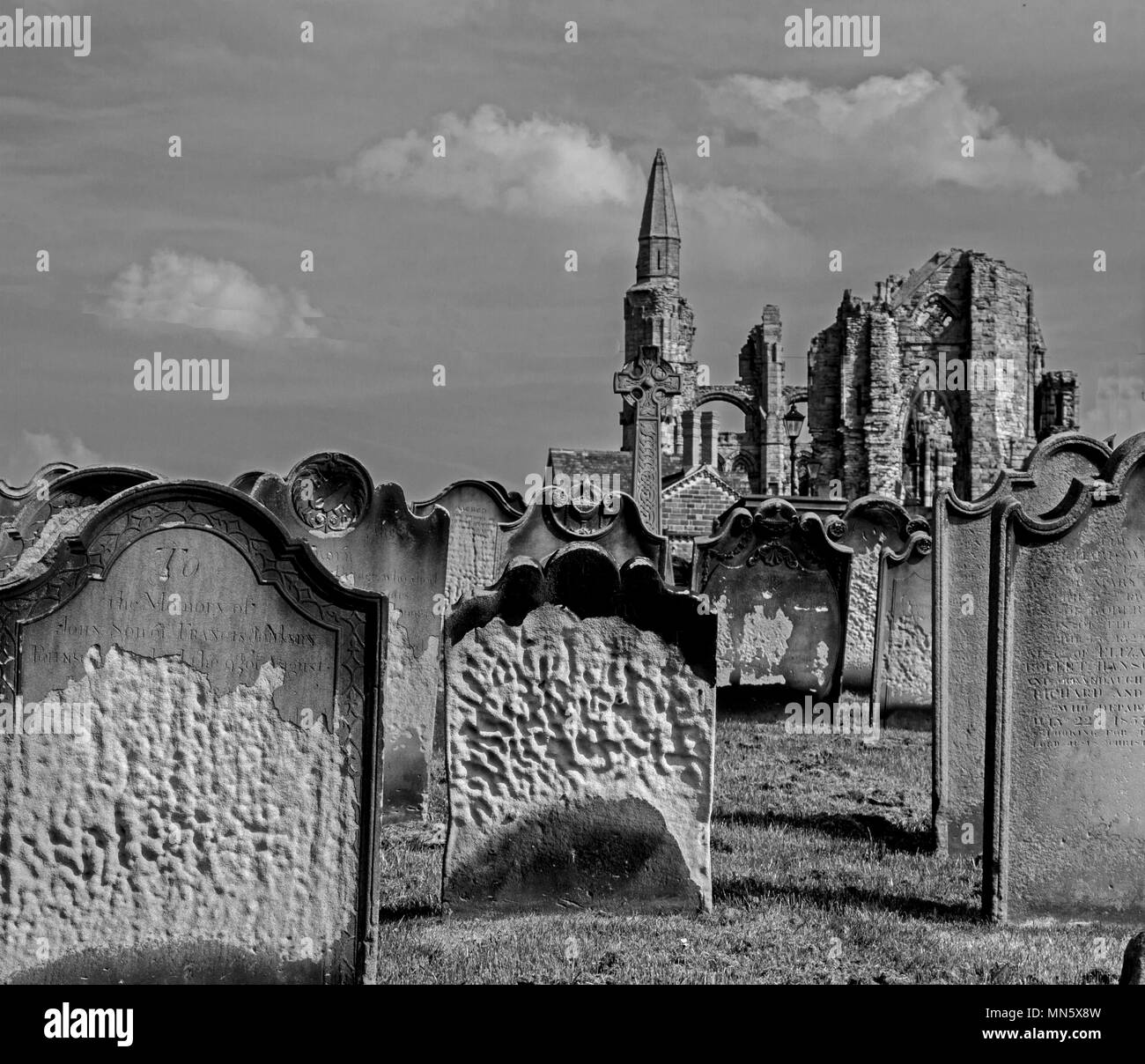 Verlassenen Friedhof und zerstörte Kirche Stockfoto