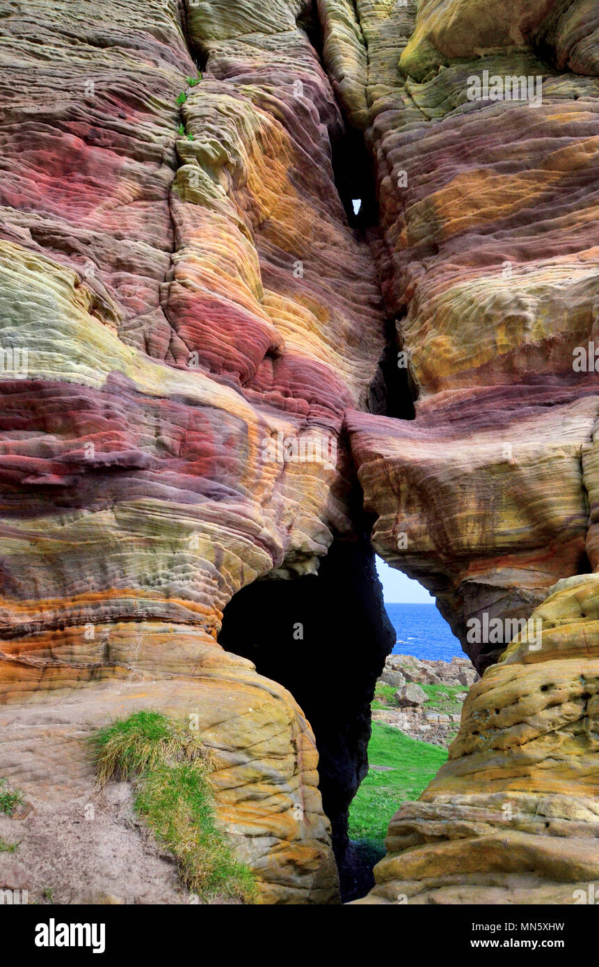 Die Höhlen von Caiplie - Die Buchten - auf der Route der Fife Spaziergang entlang der Küste in der Nähe von Cellardyke/Crail in Fife, Schottland, Großbritannien. Stockfoto