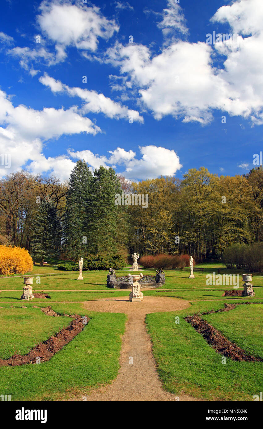 Schönen Englischen Garten mit Hecken, symmetrisch, mit einem großen, offenen grünen Rasen für Partys, Open-Air-Aktivitäten. Stockfoto