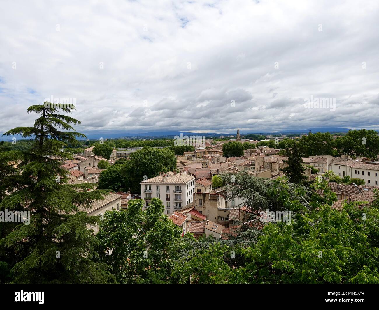 Blick über die roten Dächer der Altstadt von Avignon, Frankreich an einem Tag mit tiefen Wolken. Stockfoto