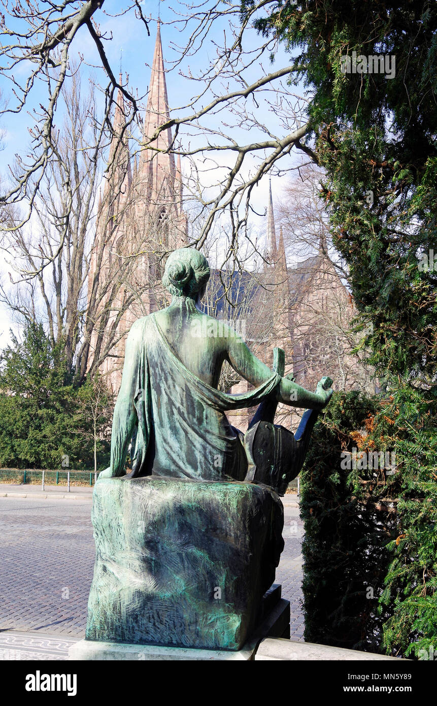 Polyhymnia, die Muse der Lyrik, Teil des Goethe Denkmal in Straßburg die Betrachtung der Evangelischen Kirche des Hl. Paulus Stockfoto