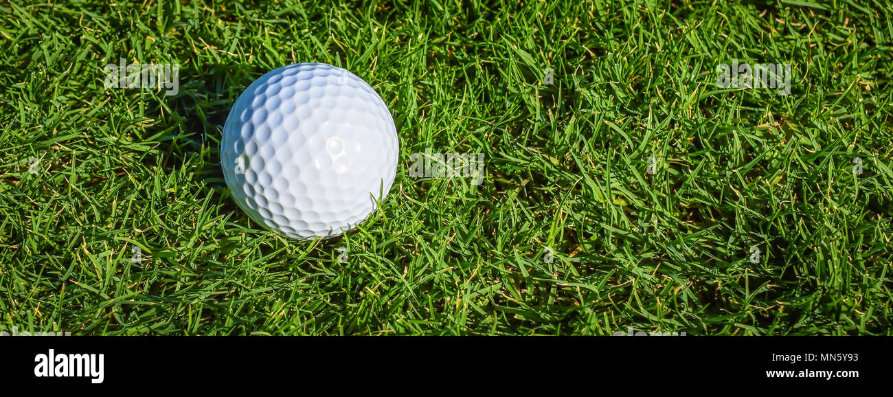 Golfball im Gras. Stockfoto
