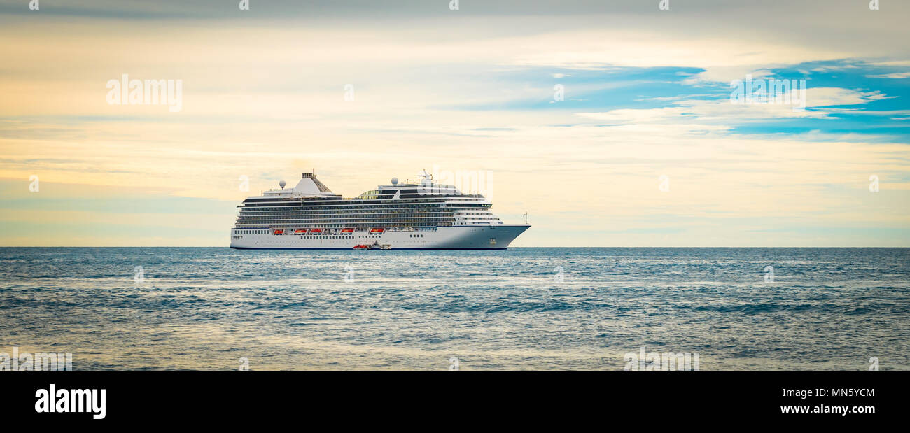 Seitenansicht des Kreuzfahrtschiffes. Luxusreiseschiff Segeln auf dem Ozean. Kreuzfahrt reisen urlaub Konzept. Stockfoto