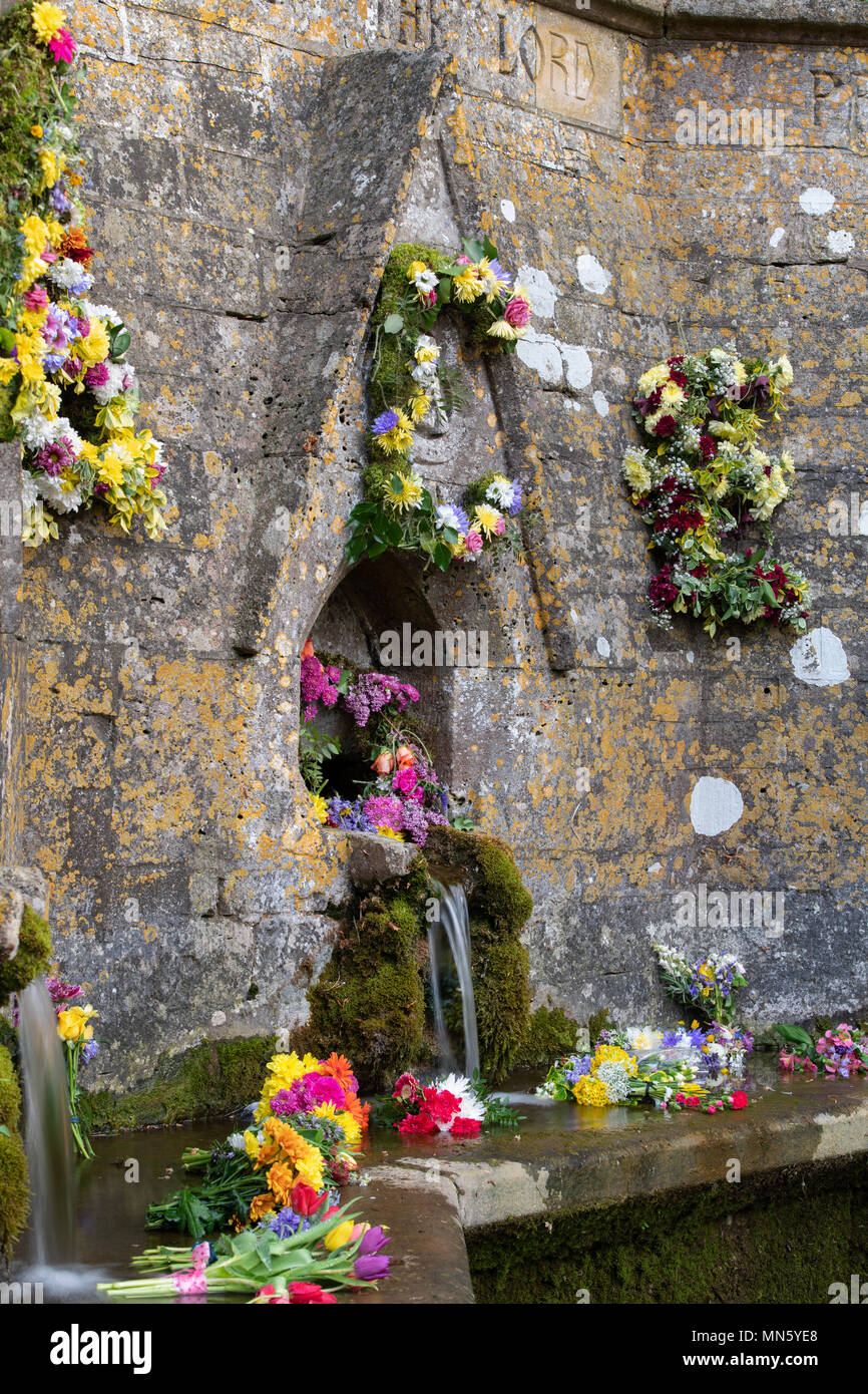 Bisley gut dressing Zeremonie. Blumenschmuck am 7 Brunnen in bisley Feiern Christi Himmelfahrt. Bisley, Cotswolds, Gloucestershire, England Stockfoto