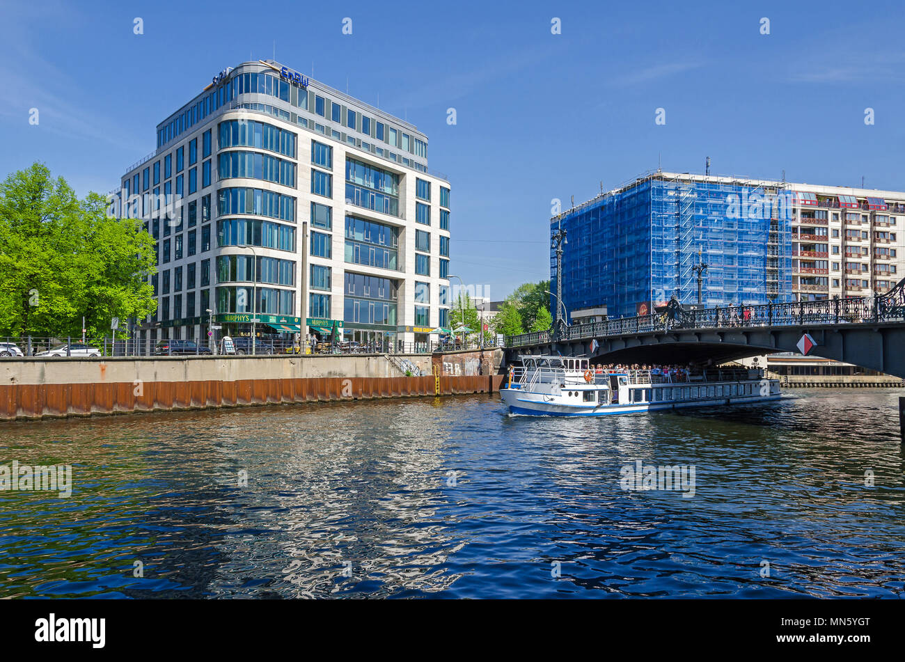 Berlin, Deutschland - 22. April 2018: die Spree und seiner Bank Schiffbauerdamm, Touristen, Boote, modernes Gebäude mit der murphys Irish Pub, Weidendammer Stockfoto