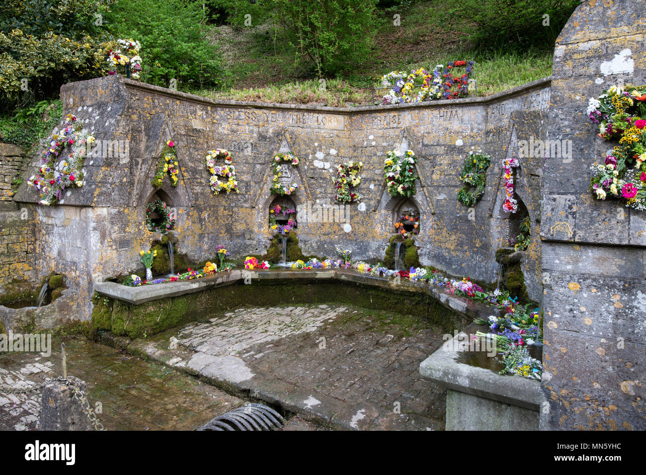 Bisley gut dressing Zeremonie. Blumenschmuck am 7 Brunnen in bisley Feiern Christi Himmelfahrt. Bisley, Cotswolds, Gloucestershire, England Stockfoto