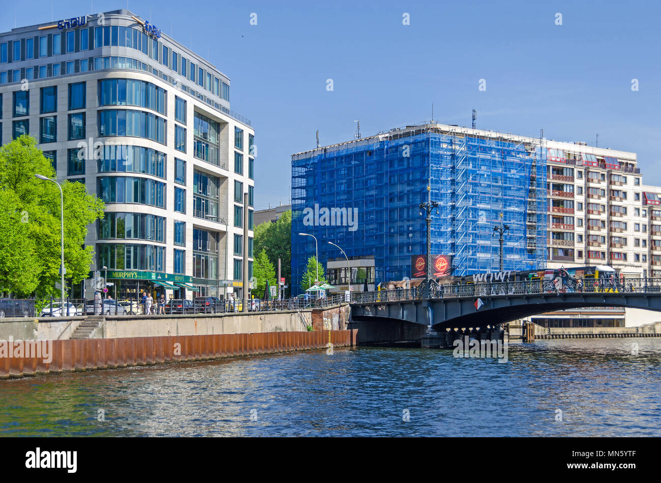 Berlin, Deutschland - 22. April 2018: die Spree und seiner Bank Schiffbauerdamm, modernes Gebäude mit der murphys Irish Pub, Weidendammer Brücke mit der Straßenbahn Stockfoto