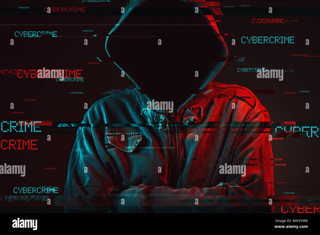 Cyberkriminalität Konzept mit gesichtslosen Hooded männliche Person, Low Key rot und blau beleuchtete Bild und digitale glitch Wirkung Stockfoto