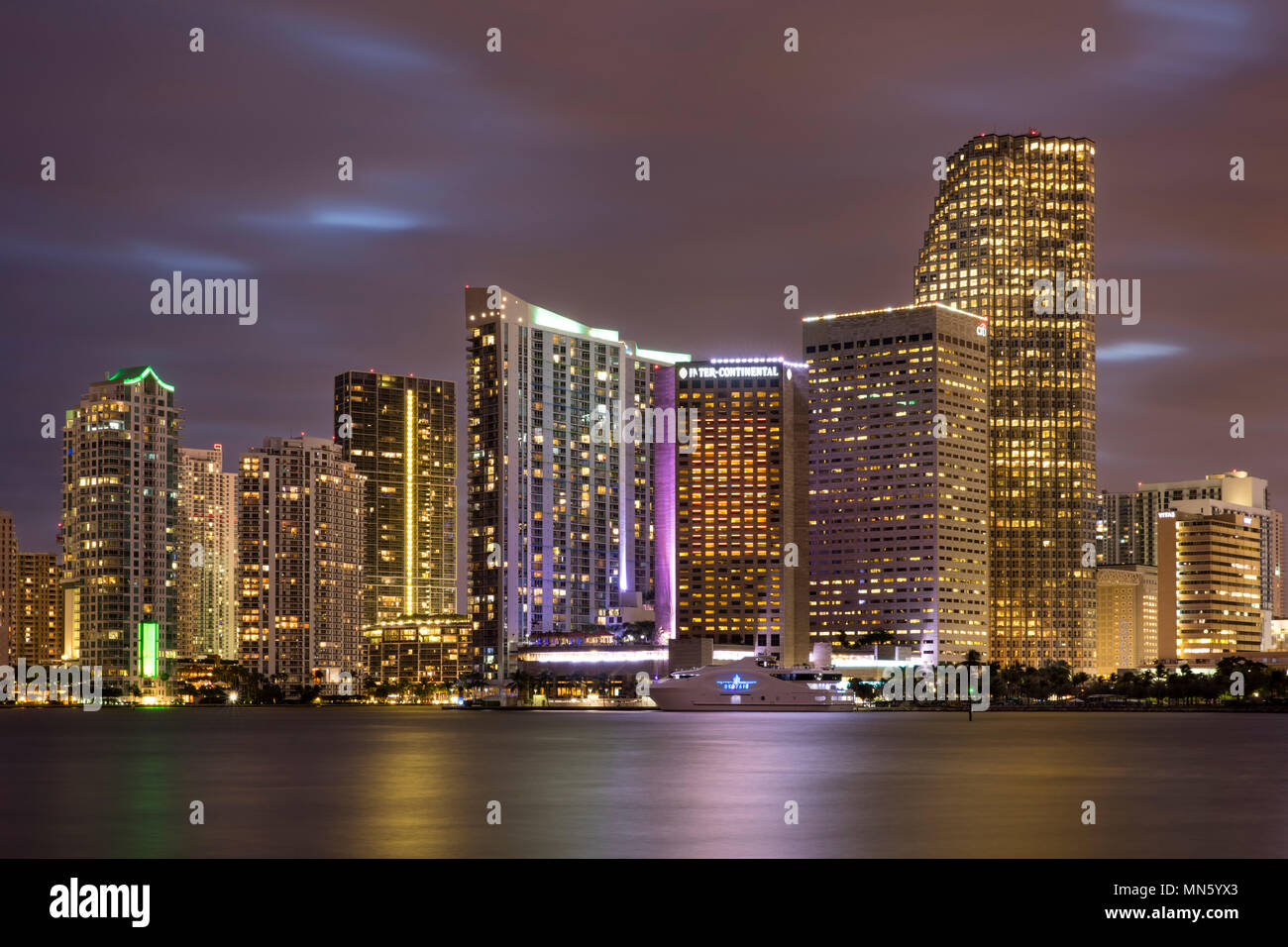 Abenddämmerung über die Skyline von Miami, Miami, Florida, USA Stockfoto
