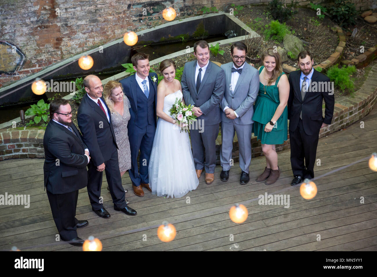 Bridal Partei stellt für Fotos nach der Trauung, Athens, Georgia, USA Stockfoto