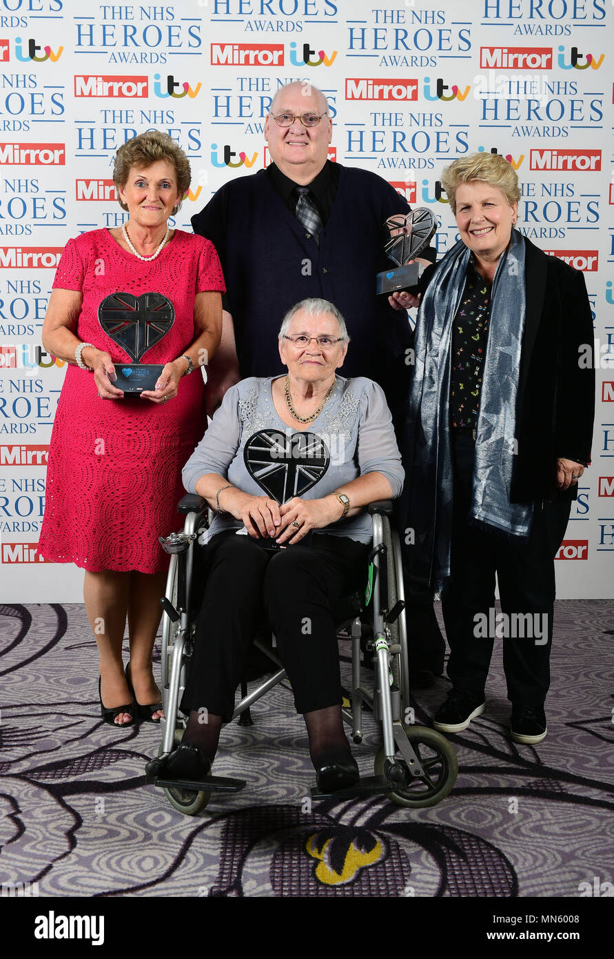 Sandi Toksvig (rechts) präsentiert die unbesungenen Helden Award an der NHS Helden Awards zu Shirley Whitney (links), Willie Schilde und Margaret Taylor, im Hilton Hotel in London. Stockfoto