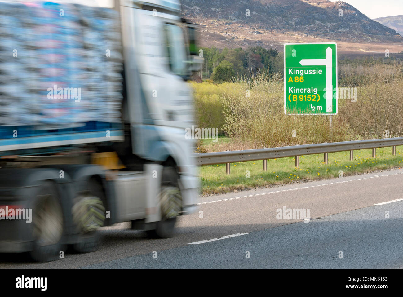 Ein Lastwagen auf der A9 in den schottischen Highlands, Schottland Stockfoto