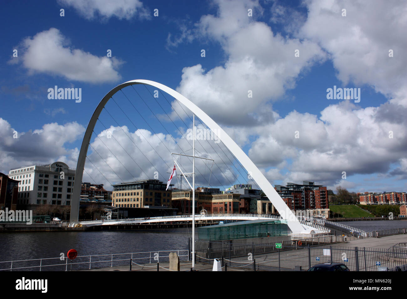 Die Millennium Bridge in Gateshead aus dem gatehead Seite des Flusses Tyne genommen Stockfoto